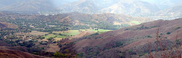 Vista de Guacamaya, y al fondo, La Victoria, un día particularmente vaporoso de marzo