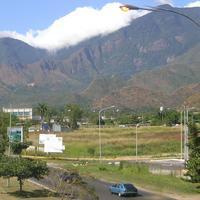 Montañas del parque Henri Pittier, al noroeste de Maracay. La avenida conduce a El Limón. Tras la montaña, Cata y Ocumare.
