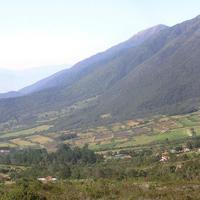 Esta cosa horrible es el valle del Mucujún visto desde su parte alta. Al fondo y abajo, Mérida.