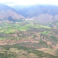 Cerca de Las González. A la izquierda, asoma San Juan. En el centro de las montañas y lejos un pedacito de Jají. En el centro y arriba de la meseta que se observa se encuentra la penitenciaría de Mérida.