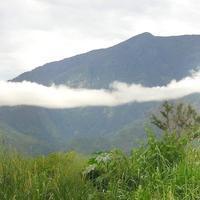 El cerro de los tres picos, la mayor altura cerca de Maracay (el tercer pico es el más alto, pero está oculto tras los dos que se ven)