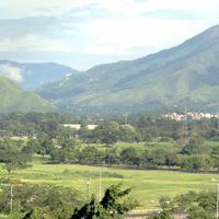 Al fondo, el camino de Trincheras y Puerto Cabello. Al frente la planicie de Bárbula con las montañas de San Esteban detrás.