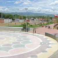 El nuevo monumento a Miranda en La Vela de Coro, mirando hacia el pueblo.