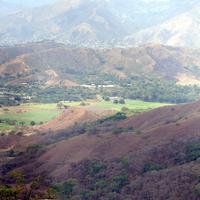 Vista de Guacamaya, y al fondo, La Victoria, un día particularmente vaporoso de marzo